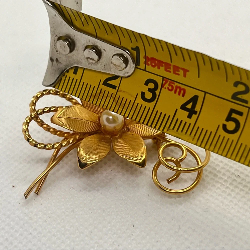 Beautiful Vintage Brushed‎ Gold Tone Flower With Faux Pearl Brooch Pin